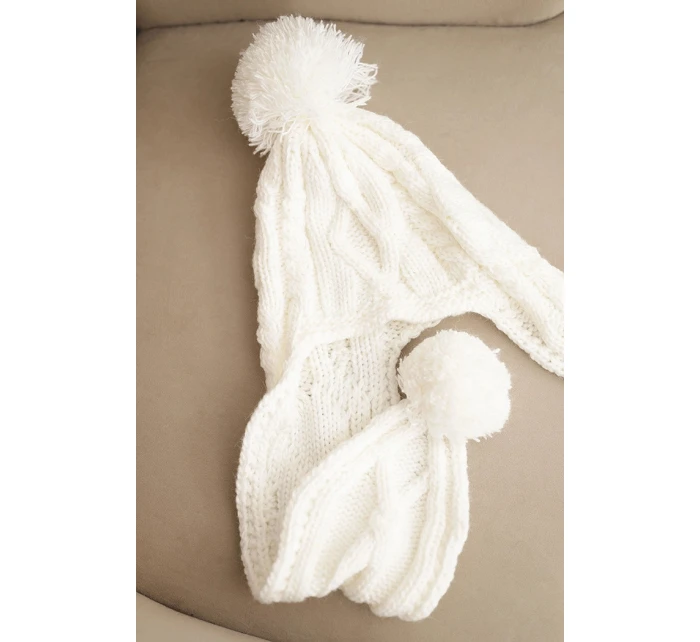 Dámská zimní čepice z vlny s bambulkami a prodlouženými stranami K448 bílá