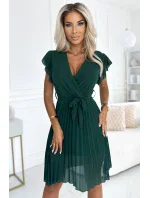 Dámské šifonové plisované šaty v lahvově zelené barvě s výstřihem a volánky model 20524032 - numoco basic