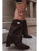 Zateplené dámské kozačky na podpatku s ozdobným páskem čokoládové model 21715350 - Boto