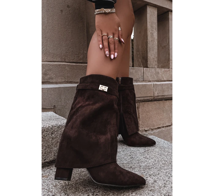 Zateplené dámské kozačky na podpatku s ozdobným páskem čokoládové model 21715350 - Boto