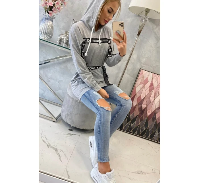 Šaty zdobené stuhou s nápisem šedá