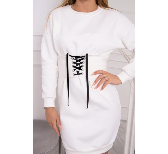 Zateplené šaty s ozdobným páskem ecru