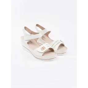 Výborné bílé dámské  sandály na klínku