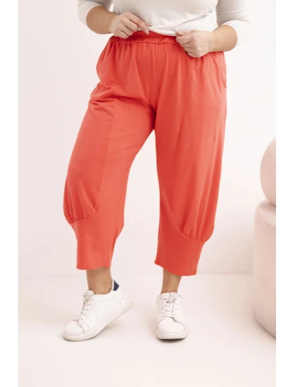 Dámské kalhoty Plus Size s nízkým model 21924469 a gumou v pase korálové - K-Fashion Dámské kalhoty Plus Size s nízkým model 21924469 a gumou v pase korálové - K-Fashion