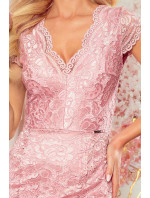 Krajkové dámské šaty ve špinavě růžové barvě s krátkými rukávy a dekoltem model 15178491 - numoco
