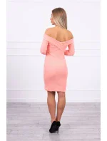 Přiléhavé šaty s výstřihem do V meruňkové barvy