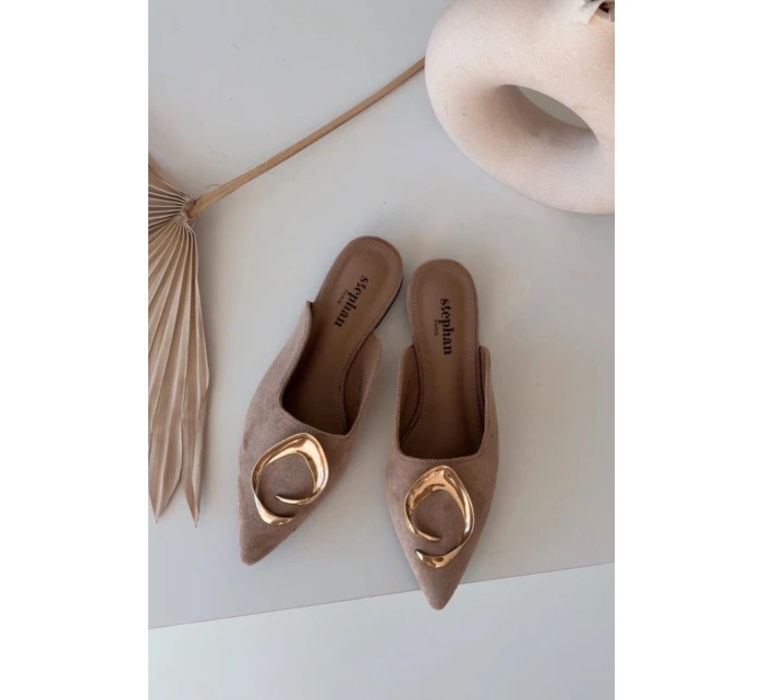 Dámské nazouváky s ozdobným zlatým detailem tmavě béžové model 21918971 - Boto Dámské nazouváky s ozdobným zlatým detailem tmavě béžové model 21918971 - Boto