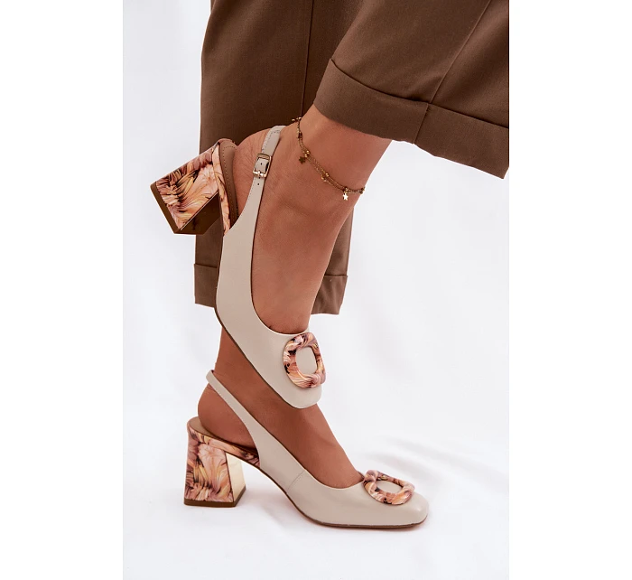 Kožené dámské sandály na podpatku s přezkou D&A model 22100324 Béžové - S.Barski Kožené dámské sandály na podpatku s přezkou D&A model 22100324 Béžové - S.Barski