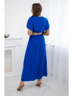 Dlouhé šaty s ozdobným páskem chrpově modré barvy