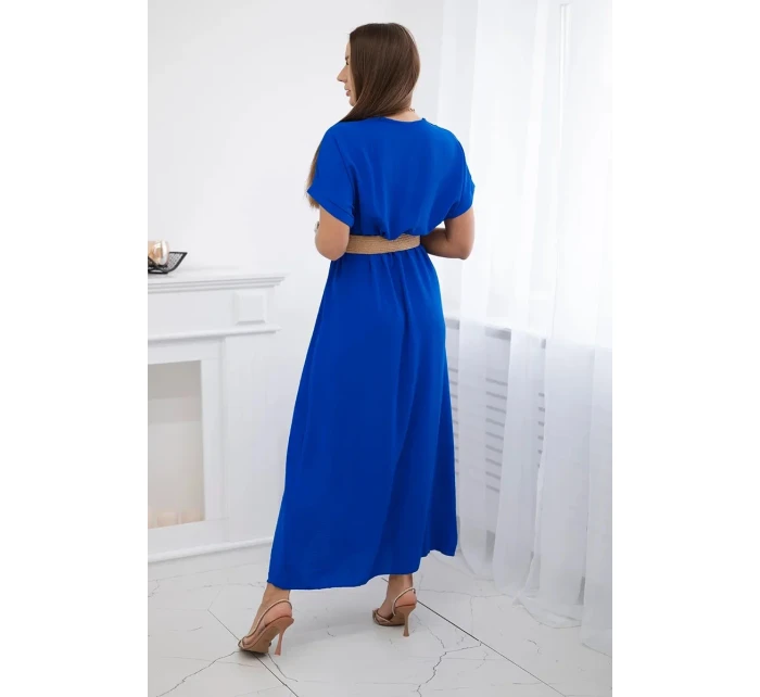 Dlouhé šaty s ozdobným páskem chrpově modré barvy