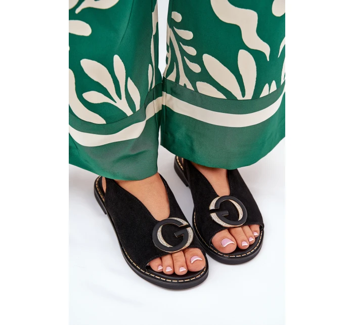 Elegantní Dámské Sandály S Zlatou Ozdobou Na Plochém Podpatku Černé S.Barski model 21685679 - Boto Elegantní Dámské Sandály S Zlatou Ozdobou Na Plochém Podpatku Černé S.Barski model 21685679 - Boto