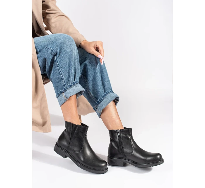 Klasické dámské černé kotníčkové boty bez podpatku Klasické dámské černé kotníčkové boty bez podpatku