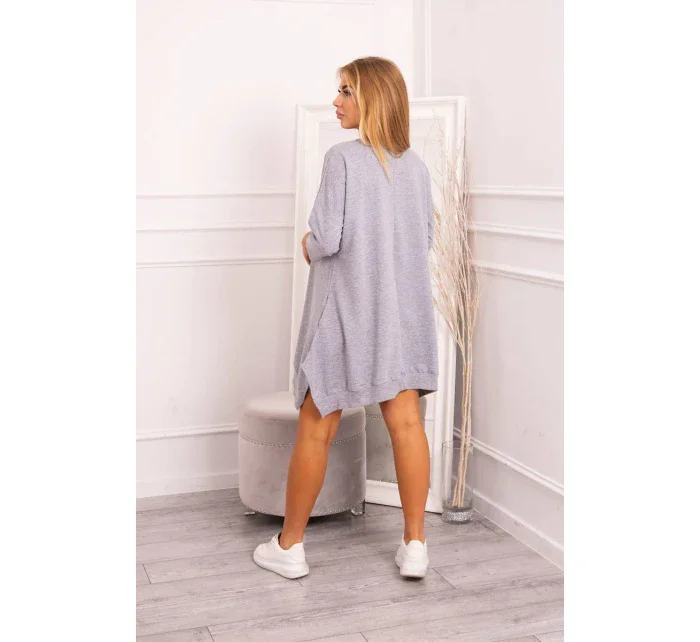 Šaty s potiskem a rozšířenou spodní částí šedé