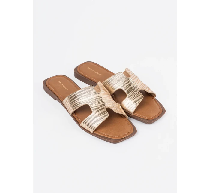 Módní nazouváky zlaté dámské na plochém podpatku Módní nazouváky zlaté dámské na plochém podpatku