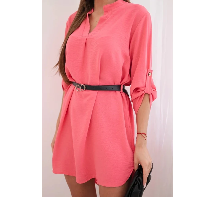 Šaty s delším zadním dílem a páskem malinová