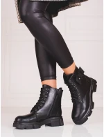 Pohodlné černé kotníčkové boty dámské na plochém podpatku Pohodlné černé kotníčkové boty dámské na plochém podpatku