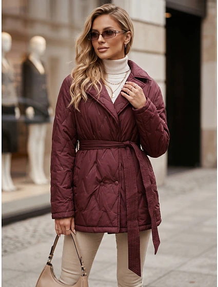 Kurtka damska przejściowa z paskiem bordowa model 22365035 - FashionStreet Kurtka damska przejściowa z paskiem bordowa model 22365035 - FashionStreet