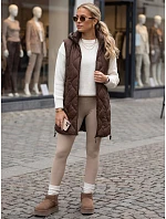 Długa kamizelka damska pikowana z kapturem brązowa model 22361886 - FashionStreet Długa kamizelka damska pikowana z kapturem brązowa model 22361886 - FashionStreet
