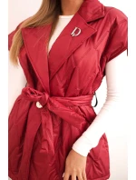 Dámská prošívaná vesta s páskem a širokým límcem bordová