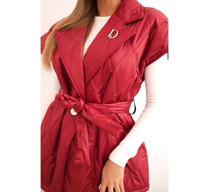 Dámská prošívaná vesta s páskem a širokým límcem bordová