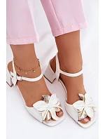 Dámské sandály na podpatku s ozdobným květem model 22100079 bílé - VINCEZA