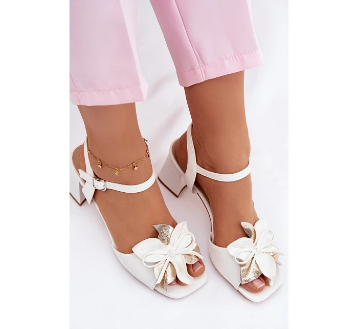 Dámské sandály na podpatku s ozdobným květem model 22100079 bílé - VINCEZA