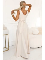 model 22067486 Elegantní večerní maxi šaty s rozparkem a růžemi béžové - numoco