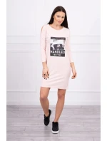 model 18744066 s pudrově růžovými šaty s potiskem - K-Fashion model 18744066 s pudrově růžovými šaty s potiskem - K-Fashion