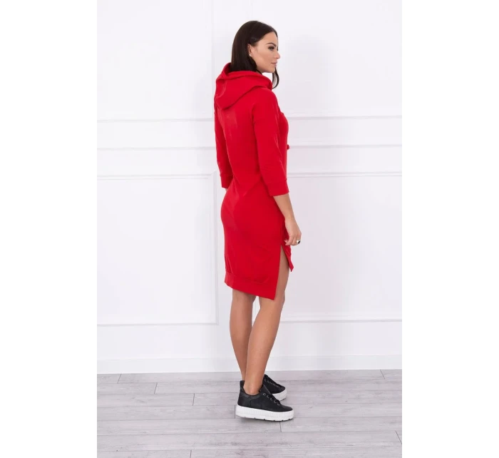 Šaty s delšími zády a barevným potiskem červené barvy Šaty s delšími zády a barevným potiskem červené barvy