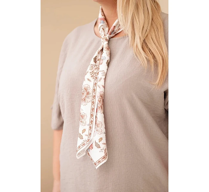 Dámská viskózová halenka plus size s krátkým rukávem a ozdobným šátkem fango Dámská viskózová halenka plus size s krátkým rukávem a ozdobným šátkem fango