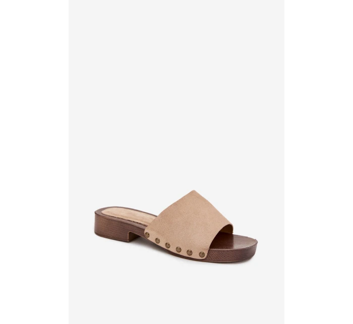 Dámské nazouváky na plochém podpatku se zlatými přezkami Béžové model 21919209 - EVENTO