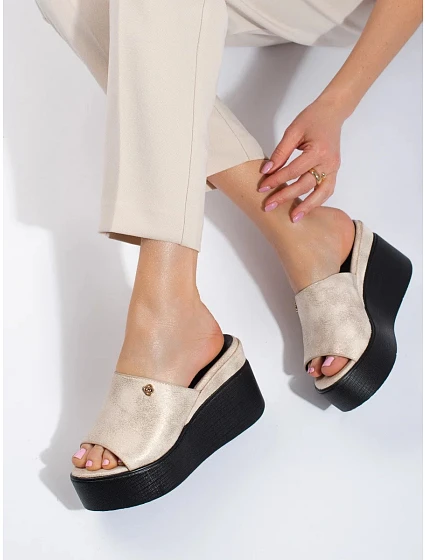 Trendy dámské nazouváky na klínku  model 21135587 - SWEET SHOES