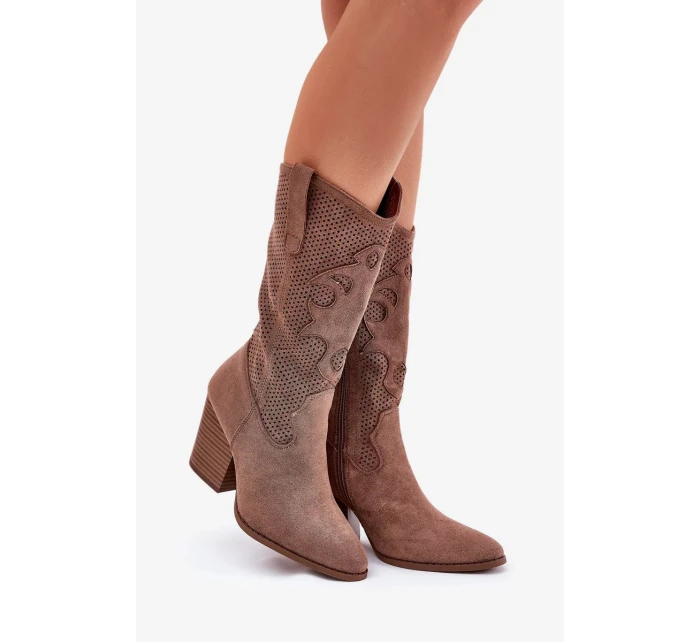 Dámské perforované kozačky ve stylu kovbojek na sloupkovém podpatku S.Barski – hnědé, eko kůže Dámské perforované kozačky ve stylu kovbojek na sloupkovém podpatku S.Barski – hnědé, eko kůže