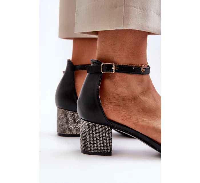 Dámské sandály z eko kůže na zdobeném podpatku černé Wiatalia Dámské sandály z eko kůže na zdobeném podpatku černé Wiatalia