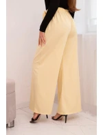 Dámské elegantní kalhoty s širokou nohavicí a ozdobným květem žluté Dámské elegantní kalhoty s širokou nohavicí a ozdobným květem žluté