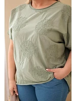 Dámská bavlněná halenka Plus Size s model 22212492 květinami khaki - K-Fashion Dámská bavlněná halenka Plus Size s model 22212492 květinami khaki - K-Fashion