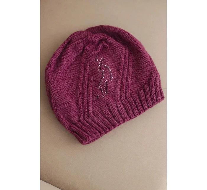 Dámská zimní čepice s vlnou a ozdobou z džetů K480 tmavě fialová
