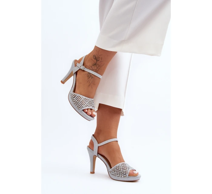 Ozdobené sandály na podpatku model 21645611 stříbrné - D&A Ozdobené sandály na podpatku model 21645611 stříbrné - D&A
