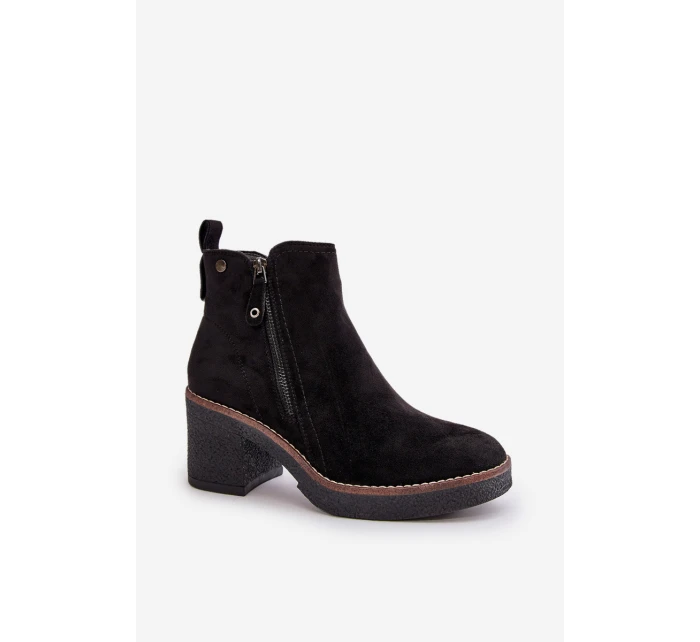 Zateplené dámské kotníčkové boty na podpatku z eko semiše černé Velarilla Zateplené dámské kotníčkové boty na podpatku z eko semiše černé Velarilla