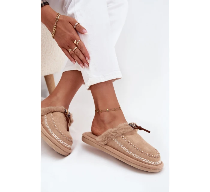 Dámské chlupaté papuče s kožíškem a výšivkou – béžové Perivelle Dámské chlupaté papuče s kožíškem a výšivkou – béžové Perivelle