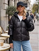 Krótka kurtka damska pikowana z kapturem czarna model 22341023 - FashionStreet Krótka kurtka damska pikowana z kapturem czarna model 22341023 - FashionStreet
