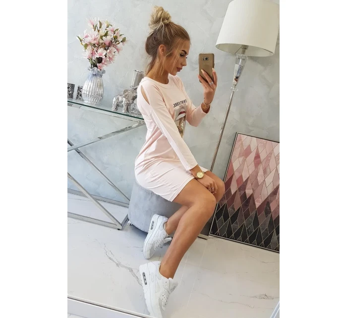 Šaty s potiskem košíků v pudrově růžové barvě