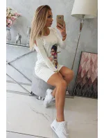 Šaty s model 18744102 a barevnou 3D mašlí ecru - K-Fashion Šaty s model 18744102 a barevnou 3D mašlí ecru - K-Fashion