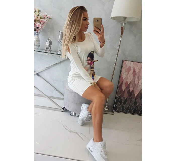 Šaty s model 18744102 a barevnou 3D mašlí ecru - K-Fashion Šaty s model 18744102 a barevnou 3D mašlí ecru - K-Fashion