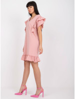 Světle růžové bavlněné šaty s volánkem a výstřihem do V