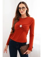Dámská blůza z viskózy model 21468692 s řasením a broží hnědá - K-Fashion