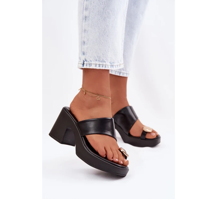 Dámské sandály na sloupkovém podpatku se zlatým detailem Černé model 22037700 - Boto