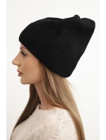 Dámská zimní čepice z vlny s klasickým žebrovaným vzorem K444 černá Dámská zimní čepice z vlny s klasickým žebrovaným vzorem K444 černá