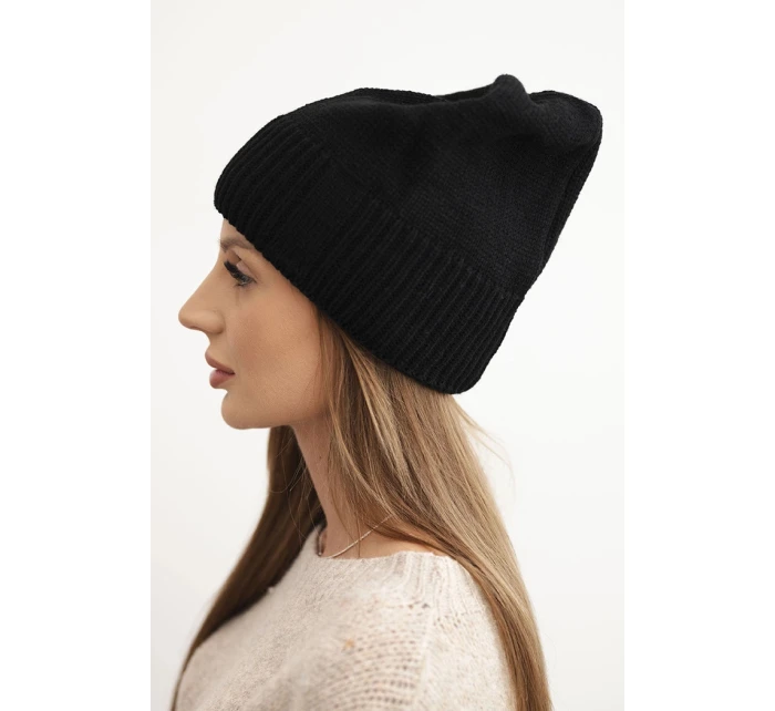 Dámská zimní čepice z vlny s klasickým žebrovaným vzorem K444 černá Dámská zimní čepice z vlny s klasickým žebrovaným vzorem K444 černá
