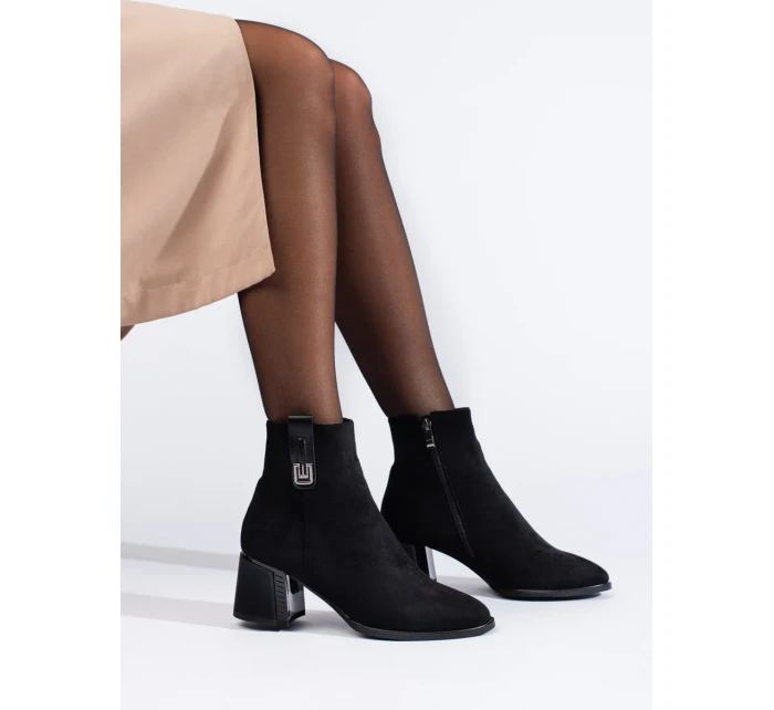 Zajímavé černé dámské  kotníčkové boty na širokém podpatku